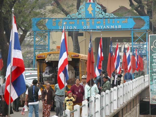 Jpeg 59K Looking across the official border crossing to Myanmar in Mai Sai, Thailand  3214