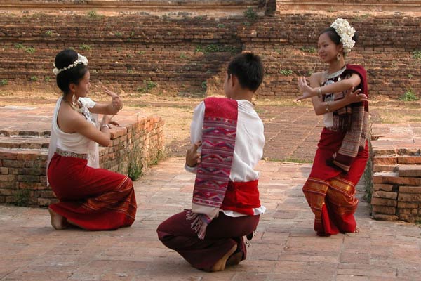 Jpeg 54K Thai dancers  3335