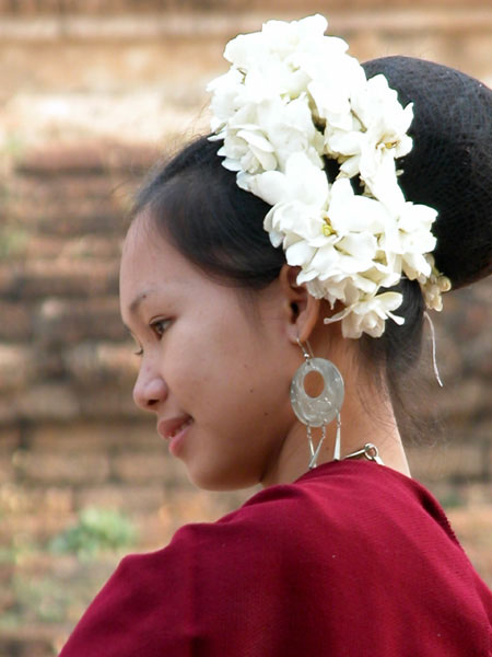 Jpeg 45K  the gentle charm of a Thai dancer  3338