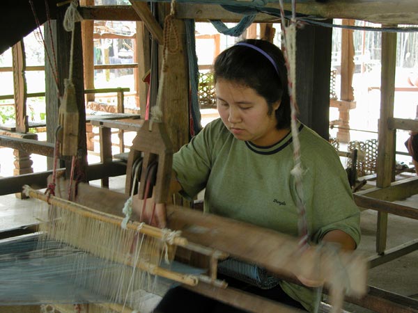 Jpeg 54K Weaver at Baan Rai Pai Ngarm textile museum 3358