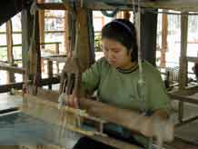 to Jpeg 54K Weaver at Baan Rai Pai Ngarm textile museum 3358