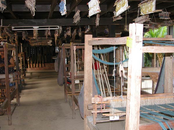 Jpeg 54K Hand weaving looms at Baan Rai Pai Ngarm textile museum 3360