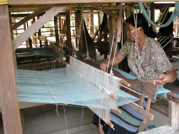 Jpeg 56K Weaving at Baan Rai Pai Ngarm textile museum 3361