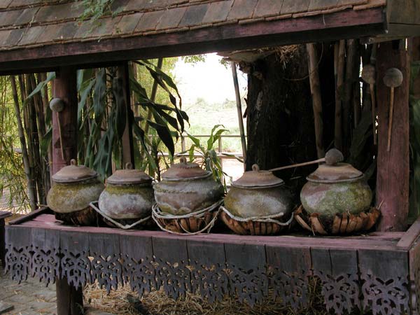 Jpeg 52K Dye pots at Baan Rai Pai Ngarm textile museum  3368