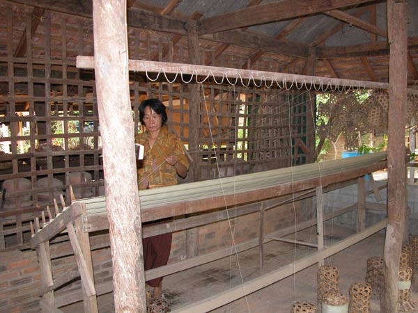 Jpeg 55K Warping up the thread at Baan Rai Pai Ngarm textile museum  3369