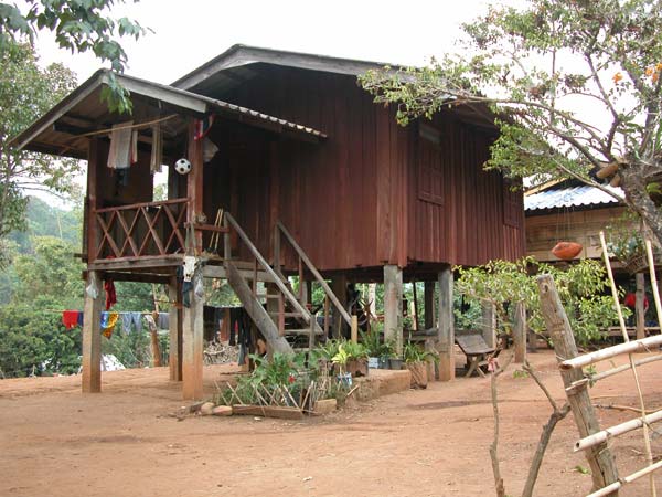 Jpeg 59K A house in a Karen village on Doi Inthanon, the highest peak of Thailand 3373