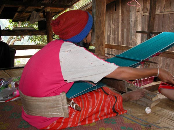 Jpeg 59K Karen weaver in a village on Doi Inthanon weaving on a backstrap loom 3374