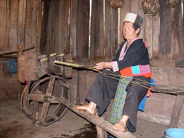 Jpeg 56K A White Homong woman twisting hemp thread in the village of Ban Pha-nok-kok 3427