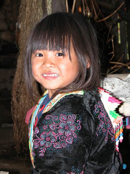 Jpeg 57K Young White Hmong girl in Ban Pha-nok-kok village  3442