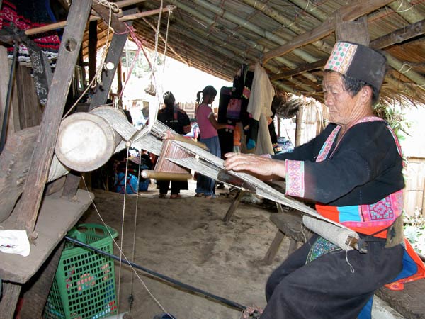 Jpeg 63K White Hmong woman in Ban Pha-nok-kok village weaving hemp cloth  3446