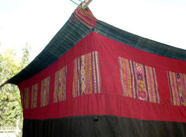 Jpeg 52K Detail of a Lao-Tai (possibly Black Thai (Tai Dam) style) complete mosquito net illustrating how it would be hung over bamboo poles. The top is plain white cotton cloth, possibly hand woven and spun, not netting.