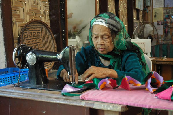 52K Jpg Assembling pieces of satin fabric on an old Singer sewing machine at the Aljamelah Inaul Weaving and Sewing Center - Mindanao, 2007