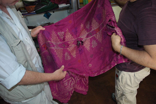 Jpg 55K Detail of an old silk malong at the Aljamelah Inaul Weaving and Sewing Center - Mindanao, 2007 