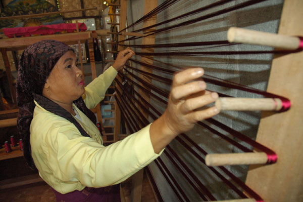 Jpg 56K Winding threads in the warping frame before warping up a loom at the Aljamelah Inaul Weaving and Sewing Center - Mindanao, 2007