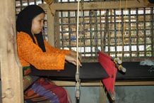 to Jpg 64K A woman weaving at the Aljamelah Inaul Weaving and Sewing Center - Mindanao, 2007 