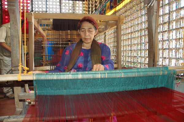 Jpg 64K A woman weaving at the Aljamelah Inaul Weaving and Sewing Center - Mindanao, 2007 