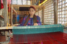 to Jpg 64K A woman weaving at the Aljamelah Inaul Weaving and Sewing Center - Mindanao, 2007 