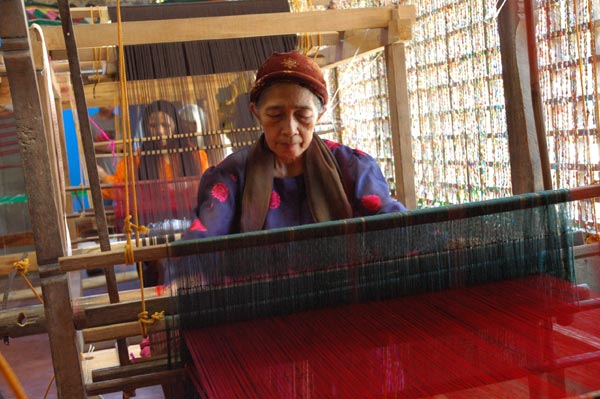 Jpg 58K Weavers at the Aljamelah Inaul Weaving and Sewing Center - Mindanao, 2007 