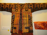 to 70K Jpg 20 - Detail 1 Bla'an man's abaka, cotton and embroidered jacket and trousers, Mindanao, 19th century. Jacket 145 cm x 58 cm x 41 cm, Trousers 43 cm x 53 cm