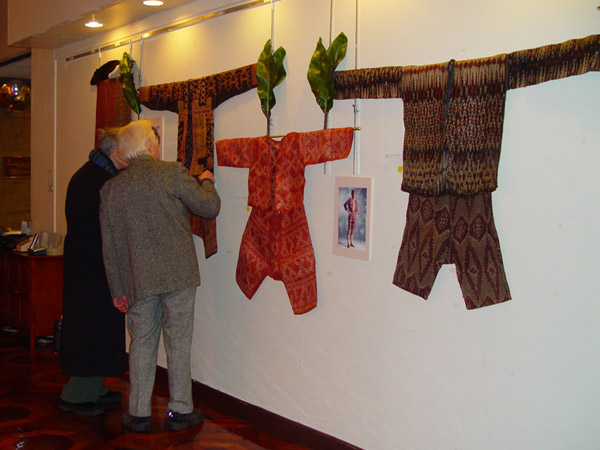 67K Jpg Dr Reiman discussing one of the abaka exhibits with a reception guest. Photo taken at the opening reception held in the evening of February 4, 2008 for the exhibition of Filipino textiles from the collection of Myunghee & Peter Reimann as exhibited at the Philippine Centre, Philippine Consultate General, New York from February 4-15, 2008.