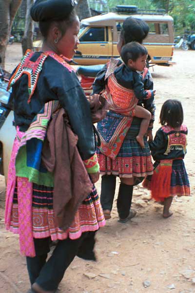 Jpeg 37K  8812K02  Blue Hmong family near Mae Hong Son