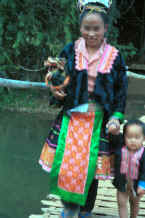 to Jpeg 31K Blue Hmong woman with her little daughter walking across a bamboo bridge near Mae Hong Son 8812k04