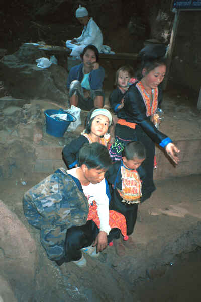 Blue Hmong family at the 'fish pool' near Mae Hong Son 8812k08.jpg (337238 bytes)