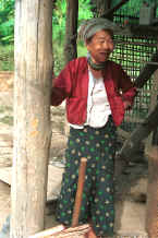 to Jpeg 37K Karen woman at the mahouts' lodgings near Mae Hong Son 8812j23.jpg