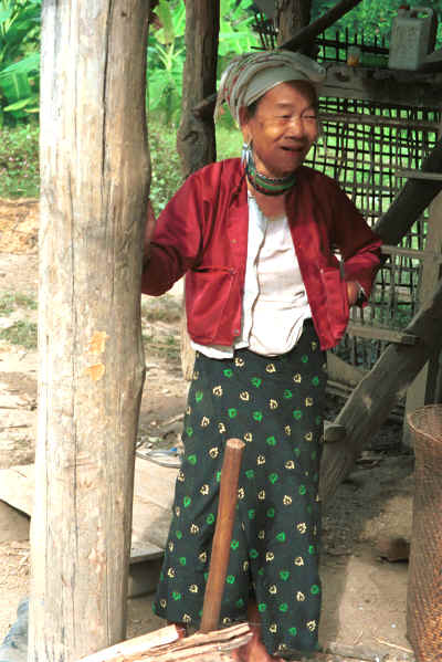 Karen woman at the mahouts' lodgings near Mae Hong Son 8812j23.jpg