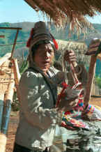 to Jped 37K U Lo-Akha woman sell women's headdresses to tourists 8812p22.jpg