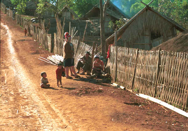 U Lo-Akha in a village in the hills around Chiang Rai 8812p25.jpg