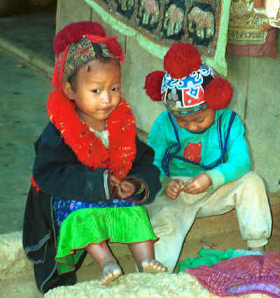 A Yao young girl and boy playing together 8812q06.jpg