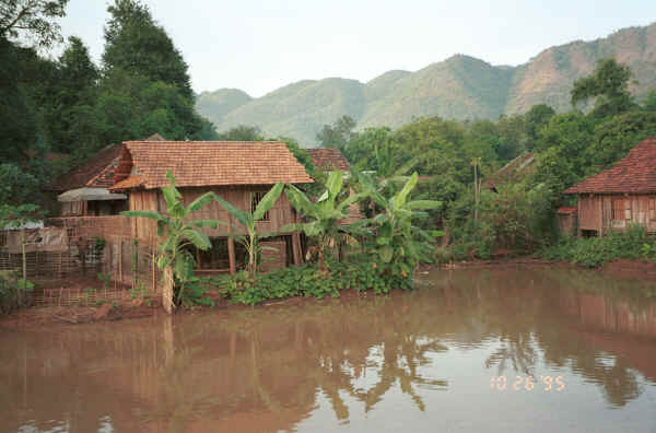 Jpeg 26K Black Thai houses around a pond on the outskirts of Son La, Son La Province. 9510B10.JPG