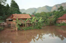 to Jpeg 26K Black Thai houses around a pond on the outskirts of Son La, Son La Province. 9510B10.JPG