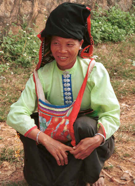 Jpeg 39K Black Thai woman by her produce at the bottom of the road from the museum in Son La, Son La Province 9510C10.JPG