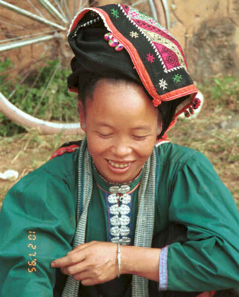 Jpeg 37K Black Thai woman by her produce at the bottom of the road from the museum in Son La, Son La Province 9510C11.JPG