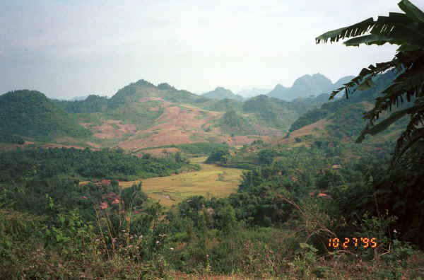 Jpeg 27K View from the road from near to Son La heading towards to Dien Bien Phu in Son La Province 9510C12.JPG