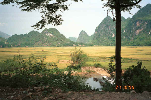 Jpeg 35K Down in the valley on the road from near to Son La heading towards to Dien Bien Phu in Son La Province 9510C16.JPG