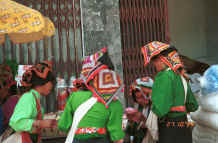 to Jpeg 33K Black Thai women examining goods for sale in Ban Vay market on the road from Son La to Dien Bien Phu in Son La Province showing off their embroidered head cloths 9510C21.JPG