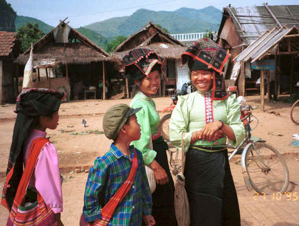 Jpeg 41K Black Thai women and children in the centre of Ban Vay on the road from Son La to Dien Bien Phu in Son La Province 9510C24.JPG