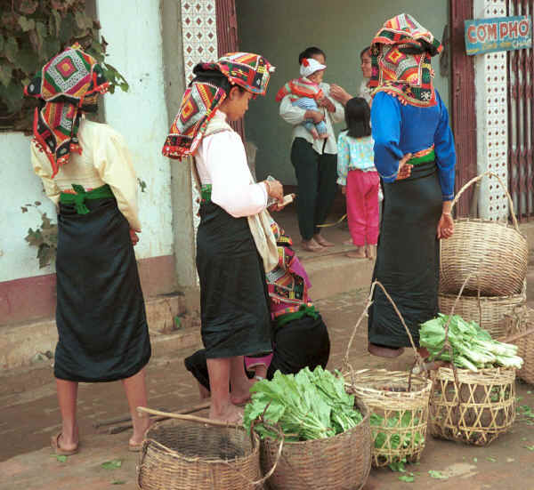 JPeg 47K Young Black Thai women with their baskets in the market at Ban Vay on the road from Son La to Dien Bien Phu in Son La Province 9510C25.JPG