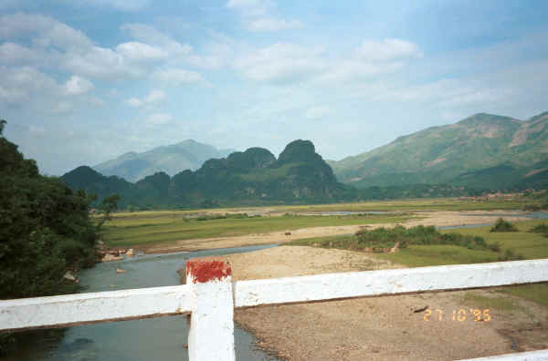 Jpeg 20K The mountains and fertile valley where Dien Bien Phu is situated in Lai Chau Province 9510C33.JPG