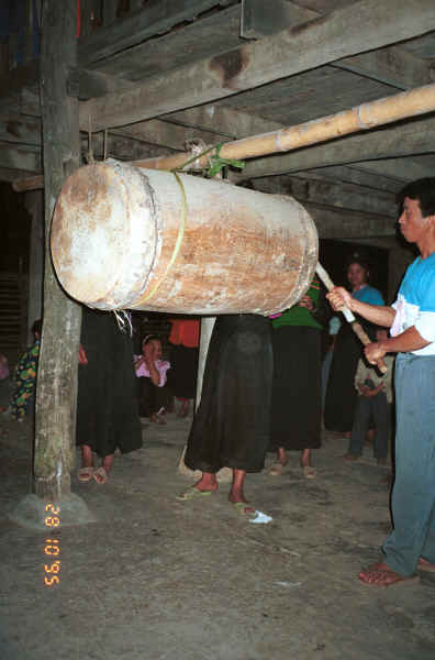 Jpeg 25K Black Thai beating the drum for dancing - Dien Bien Phu, Lai Chau Province 9510E34.JPG