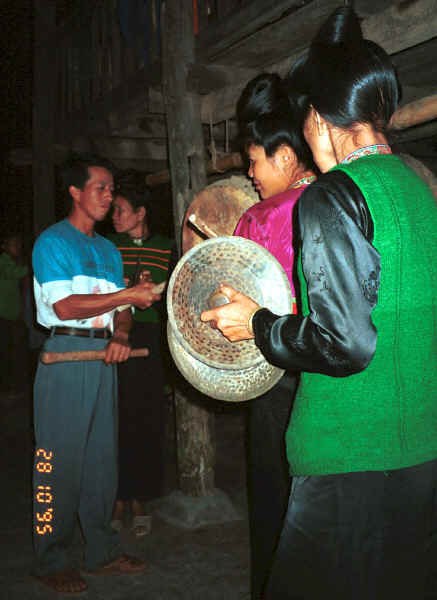 Jpeg 27K Black Thai beating the drum and playing cymbals for dancing - Dien Bien Phu, Lai Chau Province 9510E36.JPG