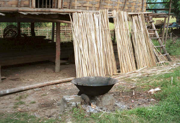 Jpeg 44K The indigo dye bowl on the fire outside a Black Thai house near Dien Bien Phu, Lai Chao Province 9510F21.JPG