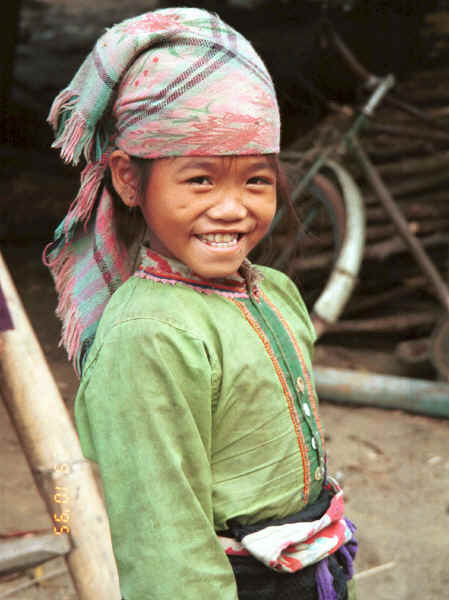 Jpeg 30K Black Thai young girl, Dien Bien Phu, Lai Chau Province.  Note that the front of her blouse is fastened with buttons rather than the silver clasps of her elders.9510F25.JPG