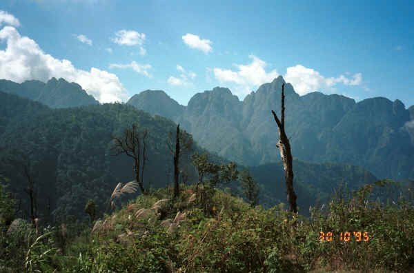 Jpeg 25K Climbing over the pass near Fan Si Peak in the mountains to the north of Sa Pa 9510H17.JPG