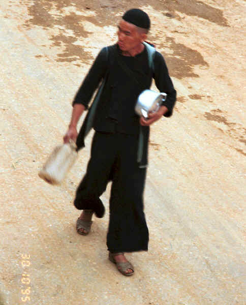 Jpeg 31K Black Hmong man striding through the streets of Sa Pa, Lao Cai Province 9510I10.JPG