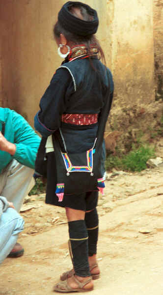 Jpeg 23K Black Hmong woman talking to tourists in the streets of Sa Pa, Lao Cai Province 9510I17.JPG