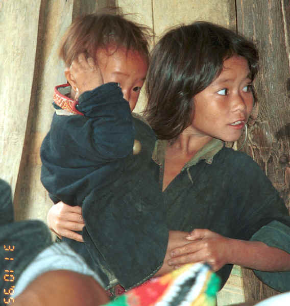 Jpeg 33K Black Hmong girl looking after a young boy in the hills around Sa Pa, Lao Cai Province 9510J07.JPG